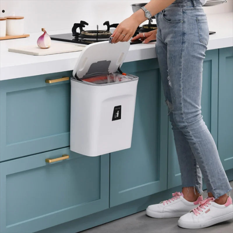 KitchenDrop™ Poubelle Suspendue de Cuisine avec Couvercle – Gain de Place & Anti-Odeurs